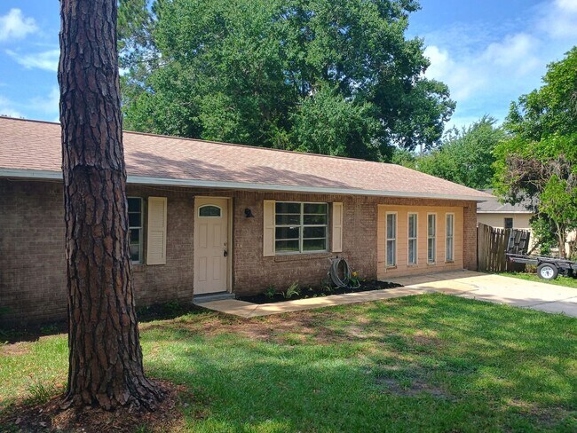 Building Photo - 4 bedroom 2 bathroom House- fenced in yard