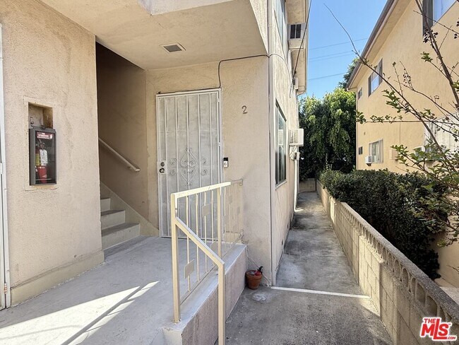 Foto del edificio - 1438 S Canfield Ave