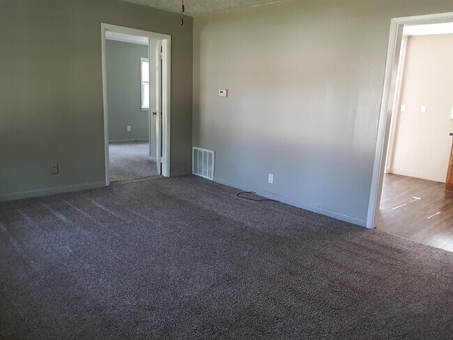 Building Photo - 841 Navaho Ave