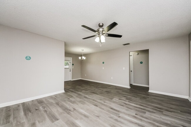 Foto del edificio - 242 Cheshire Ct