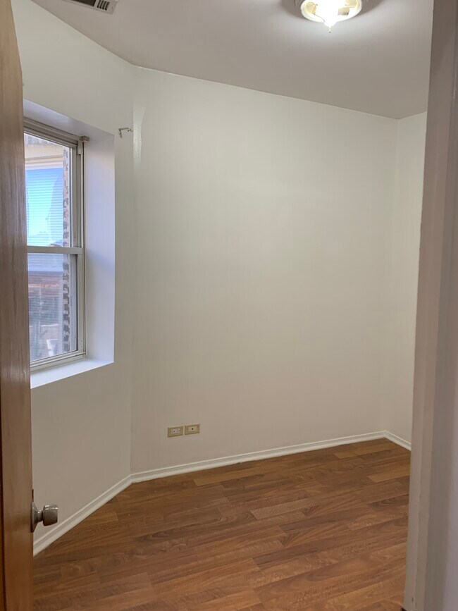 Bedroom - 5050 N Winthrop Ave