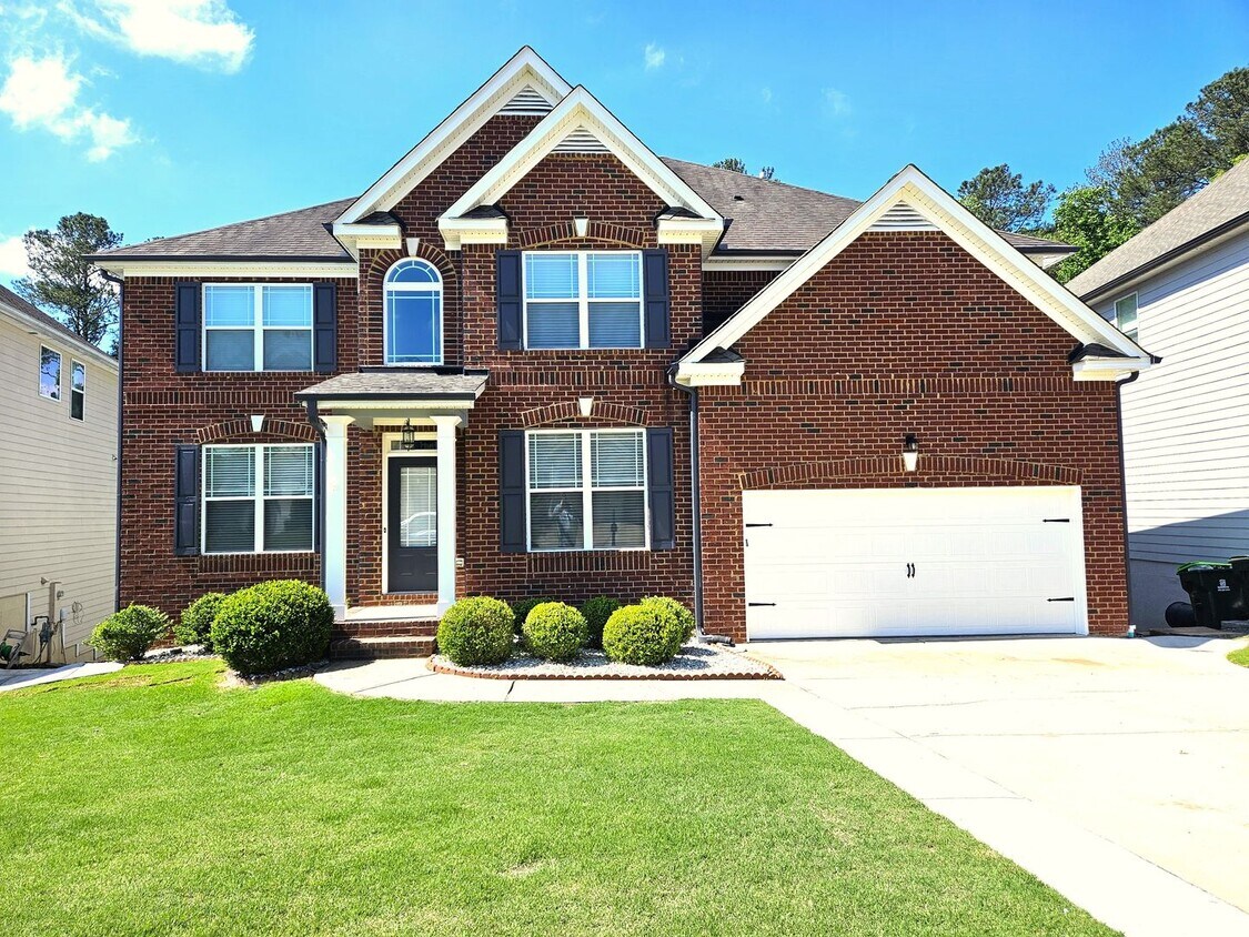 Foto principal - 5 Bedroom / 4 Bath Single Family Home