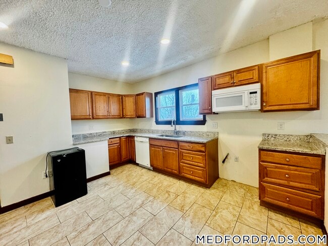 Building Photo - 569 Main St