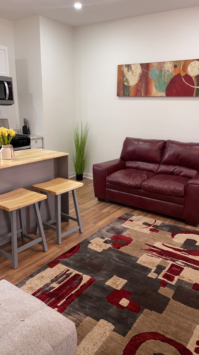 Sitting area next to the kitchen - 54 America St