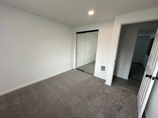 Building Photo - 1527 Santiam Hwy SE