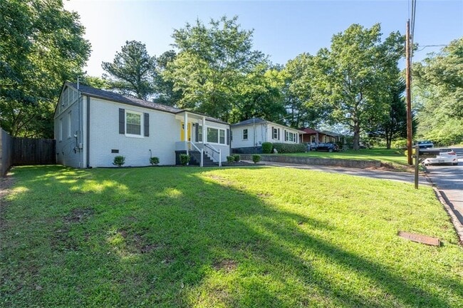 Building Photo - 3079 Cloverhurst Dr