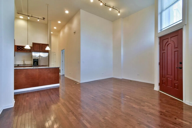 Building Photo - 1761 W Augusta Blvd