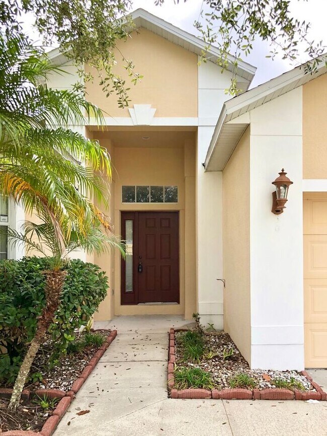 Building Photo - Lovely 3/2 Spacious Home and a 2 Car Garag...