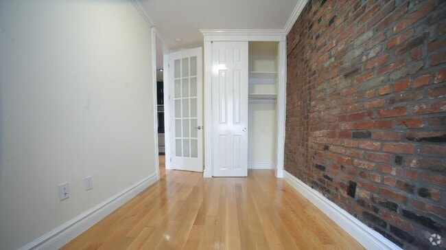 Building Photo - 562 Hudson St