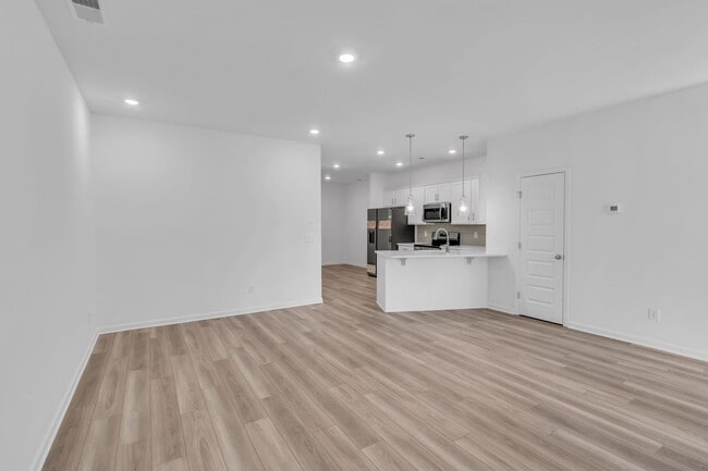 Building Photo - Brand New Townhome