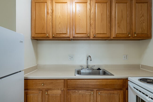2BR, 1BA - 710SF - 404 Forest