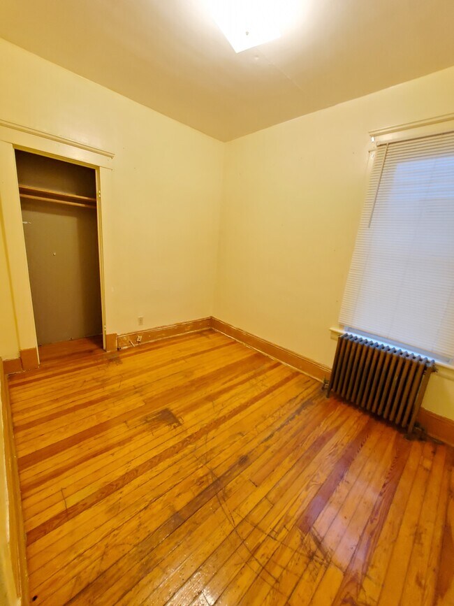 Middle Bedroom - 754 Myrtle Ave