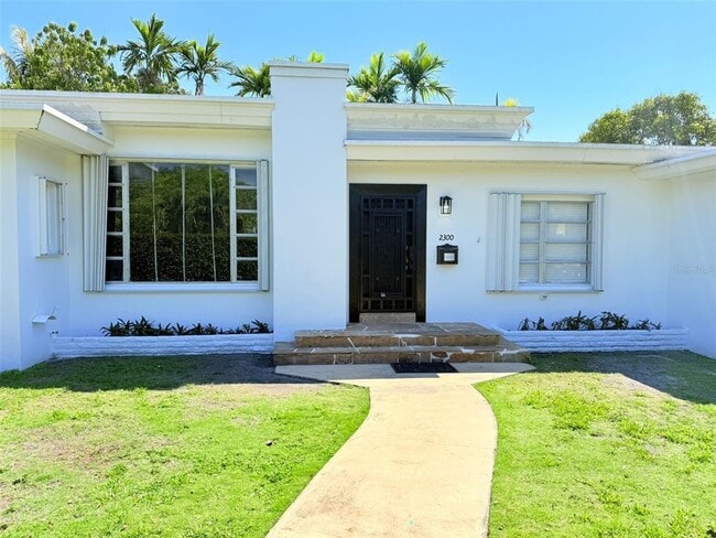 Building Photo - 2300 SW 24th St