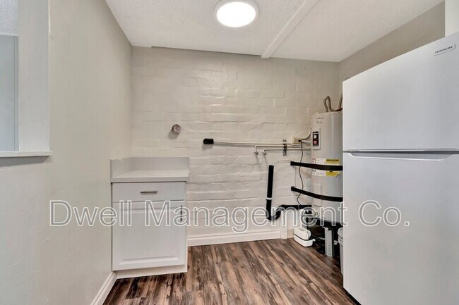 Building Photo - 9105 Rosedale Dr