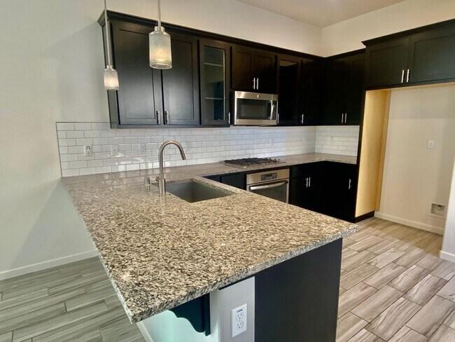 Foto del edificio - AVAILABLE BY 6/19/26. 4 BED, 2.5 BATHS, 1763 SQ FT STAINLESS STEEL APPLIANCES INCLUDED