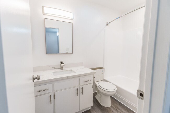 Interior Photo - 226 South Serrano