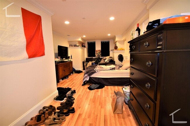 Building Photo - AWESOME BROOKLINE SIX BED!!!!