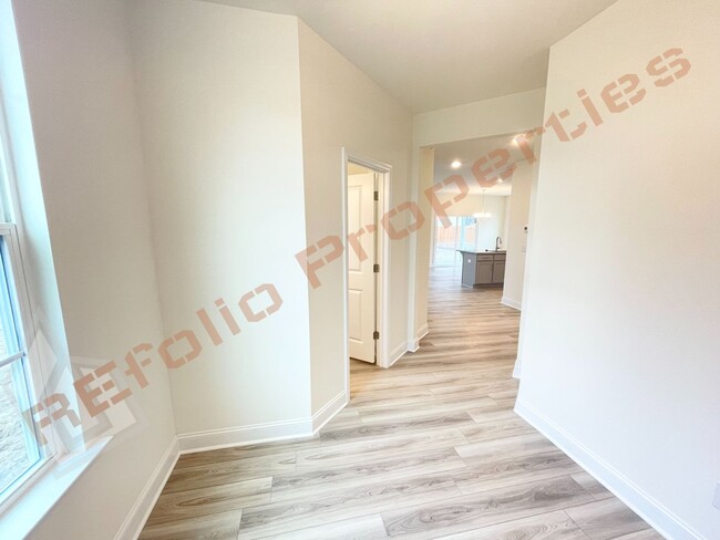 Foto del edificio - Beautiful 3 Bedroom 2-Car Garage Home w/Lo...