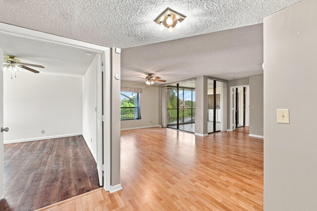 Building Photo - 2541 Carambola Cir N