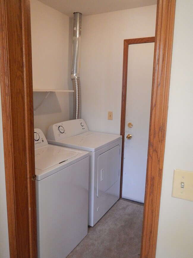 Laundry room - 1325 Providence Cir