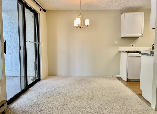 Foto del edificio - 1 BD 1 BA Kirkland Ground Floor Condo with Private Covered Patio