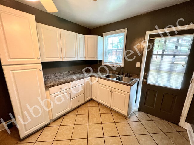 Building Photo - Fantastic Duplex Bungalow Close to Peak Br...