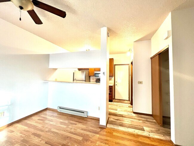 Building Photo - 3 bed 2 bath Townhome - 1 month free upon ...