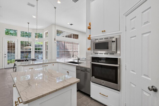 Building Photo - Luxury One-Story Living in Prestigious Bridlewood Golf Community