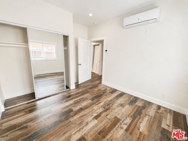 Foto del edificio - 1449 W 28th St