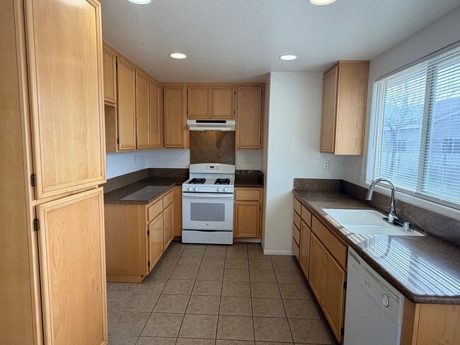 Foto del edificio - 9236 Peach Ave