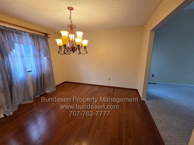 Foto del edificio - Spacious 4bd/2.5ba in "M" section of Rohnert Park