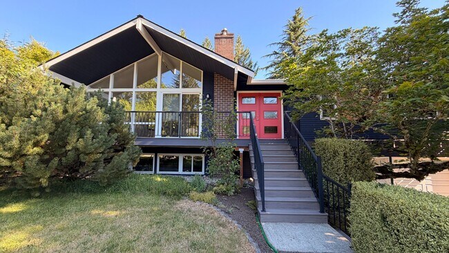 Foto del edificio - Spacious 4BR Bellevue Home with A/C, Office & Private Yard Near Microsoft