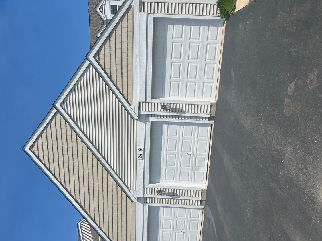 Foto principal - 2419 Sheehan Dr