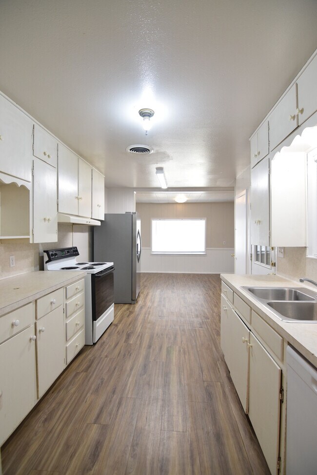 Building Photo - 104 E 14th Ave