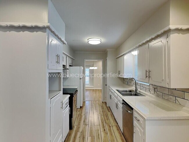 Foto del edificio - 5928 Fox Hill Ln