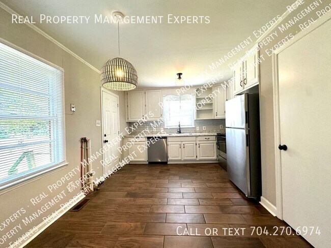 Building Photo - Must see! Updated 3 Bed / 1 Bath home in C...