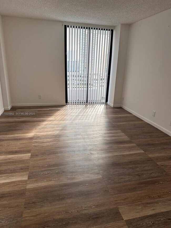 Foto del edificio - 3300 NE 192 St