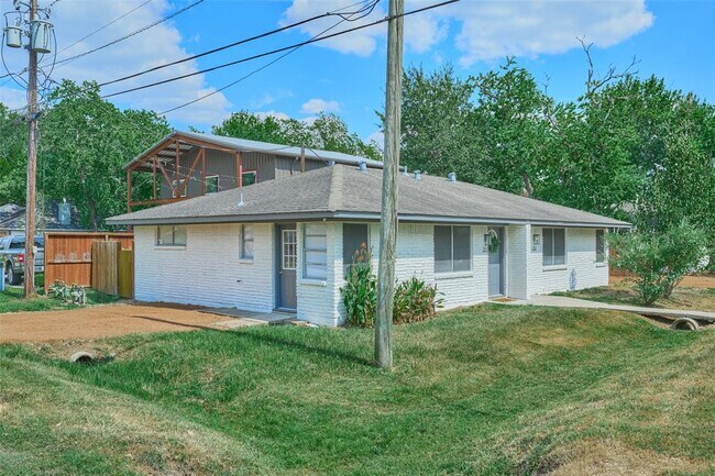 Building Photo - 301 S Magnolia St