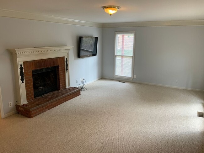 Building Photo - Charming 4 bedroom/3 bath Home in Franklin...
