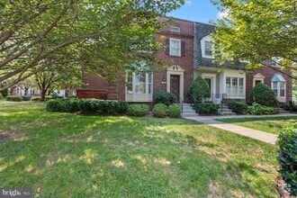 Building Photo - 4882 Chevy Chase Dr