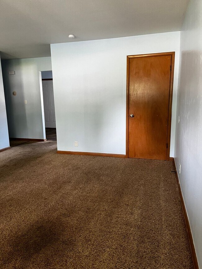 Building Photo - 1 bedroom 1 bathroom duplex available Now!