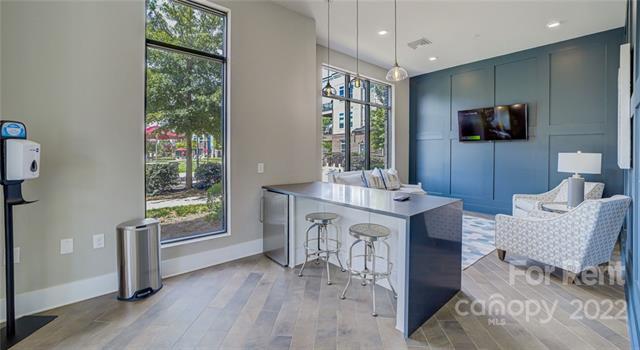 Foto del edificio - 16408 Holly Crest Ln