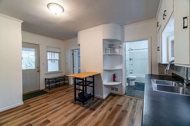 Foto del edificio - Updated 3-Bedroom Townhouse-Style Duplex with Modern Kitchen & Bath – Pets Welcome!