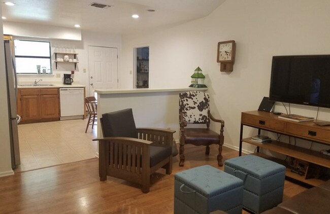 Building Photo - 135 Bluebonnet Cir