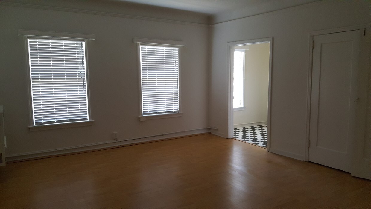 Living area - 456 S Cochran Ave