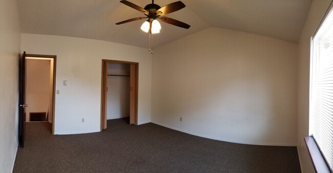 Building Photo - Cute 2BD/1BA unit FOR RENT on Wellington St.
