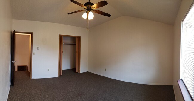 Foto del edificio - Cute 2BD/1BA unit FOR RENT on Wellington St.