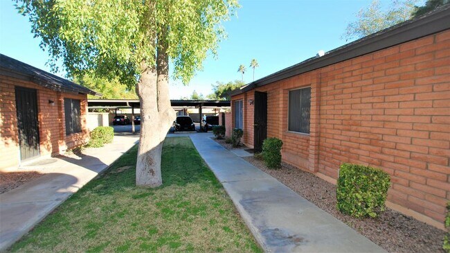 Building Photo - Awesome Tempe Condo 32 Mill/Southern