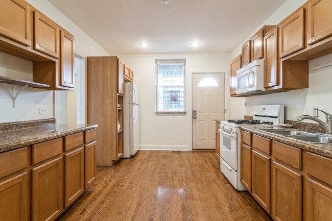 Building Photo - 4242 W Wrightwood Ave
