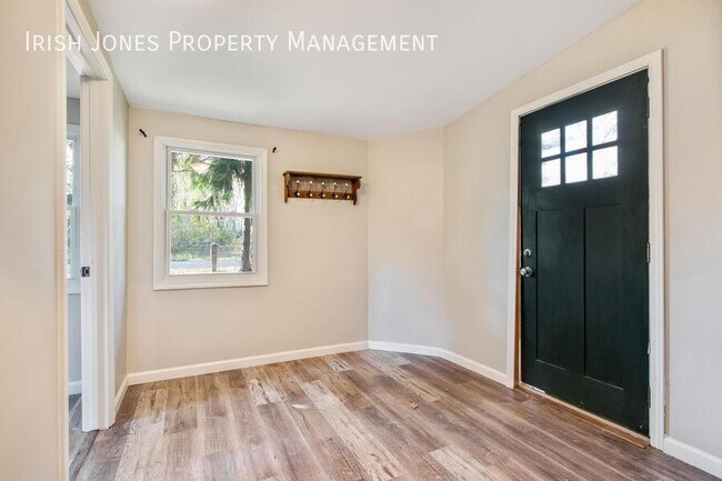 Building Photo - 5875 Lakeview Terrace